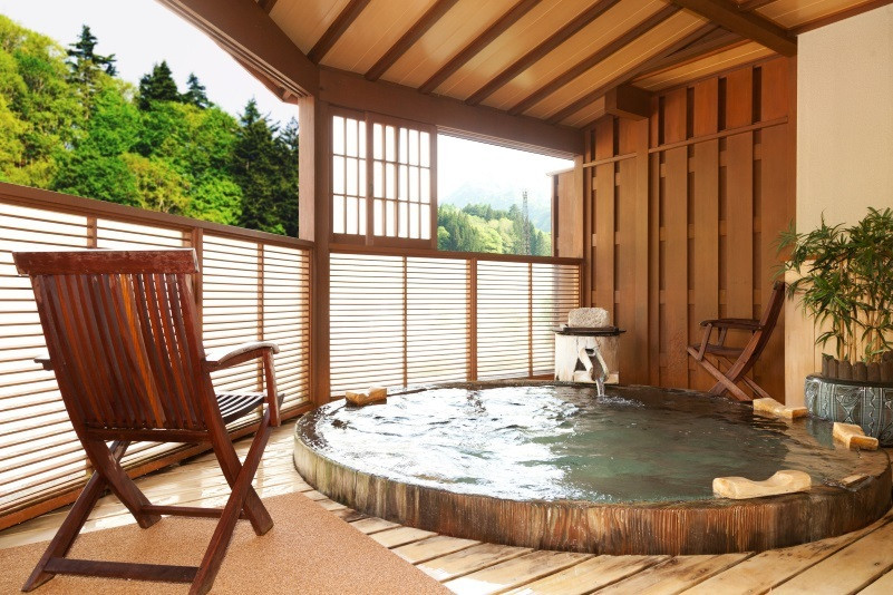 山々に包まれるロケーションで湯浴みを満喫！4067060