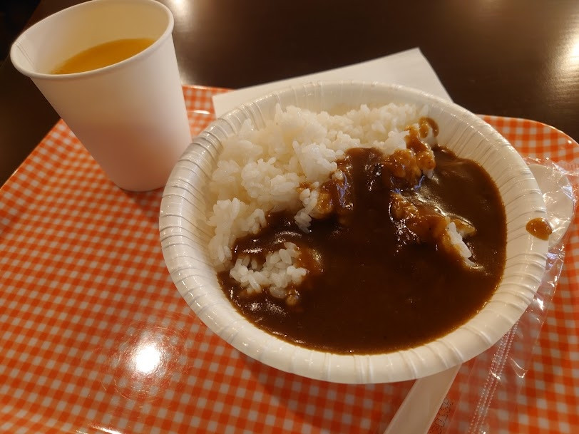 朝ご飯のカレー。フロントの前に朝食室がある。