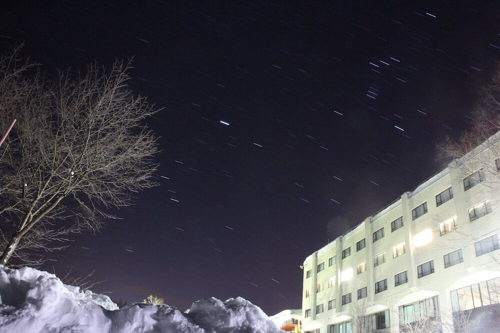 施設の正面 (日没後)