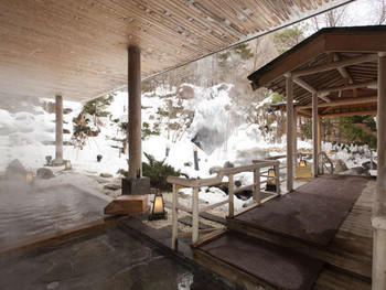 3. ユニークな大浴場の姿を楽しむ『登別グランドホテル』883375