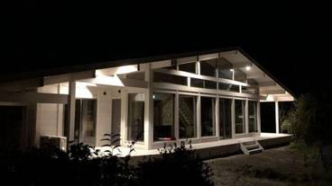 施設の正面 (日没後) / 1