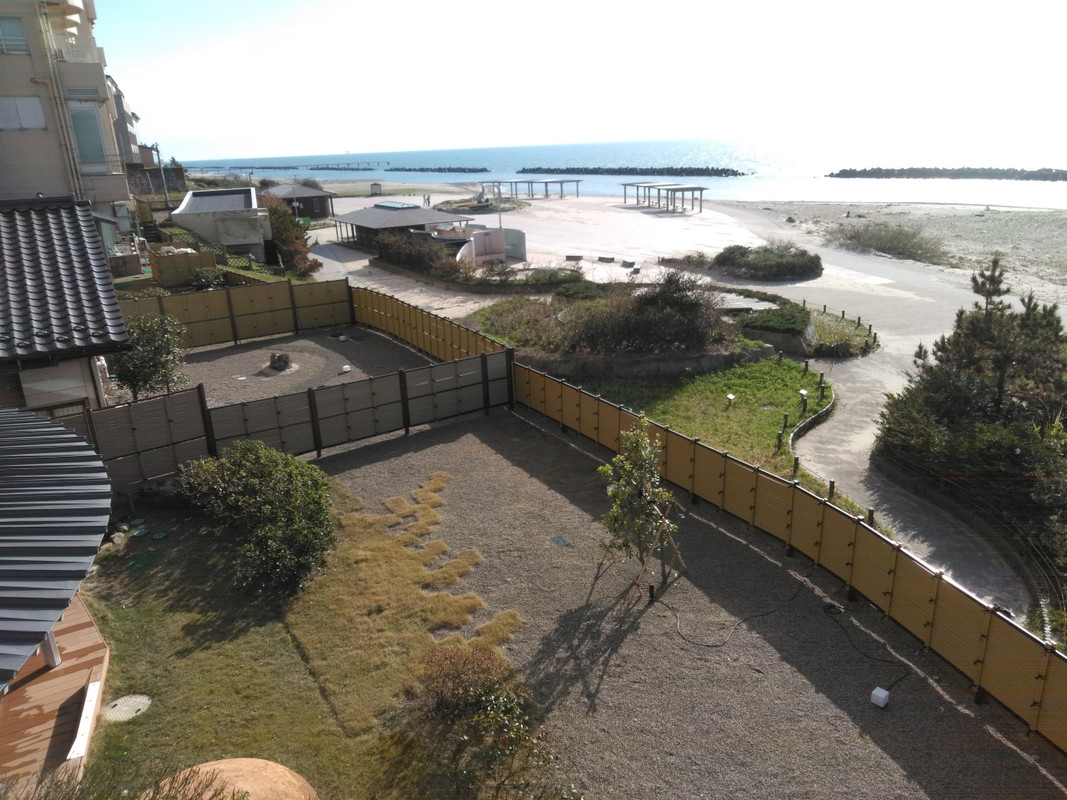 ロビー横のテラスからの眺めです。下の塀は露天風呂の庭です。