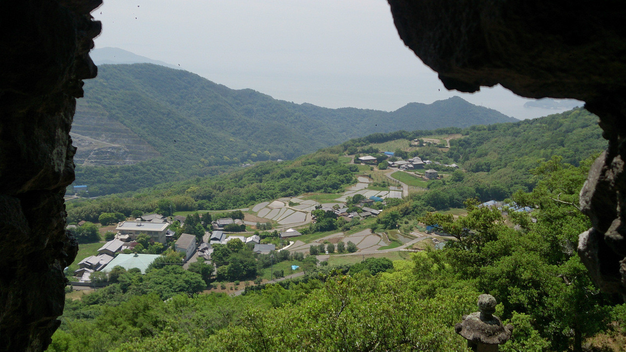 願いがかなう「くぐり岩」3677653