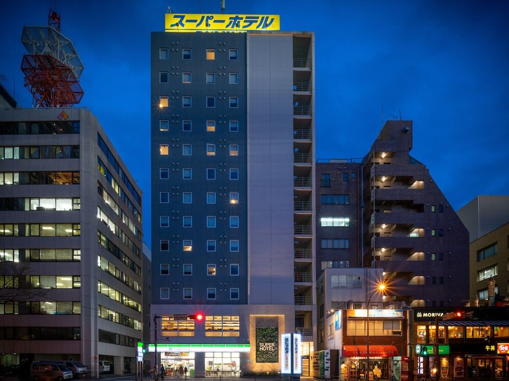 施設の正面 (日没後)