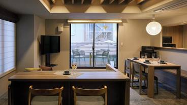 客室内のダイニングエリア / 32