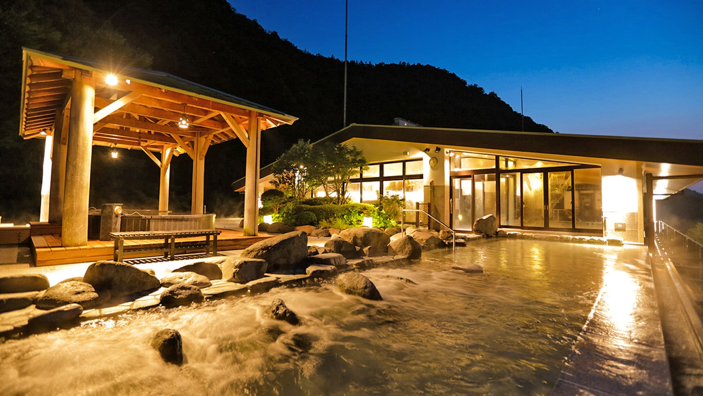 「天空大露天風呂」で癒され、庭園内の神社でご利益！3530774