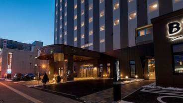 施設の正面 (日没後) / 2