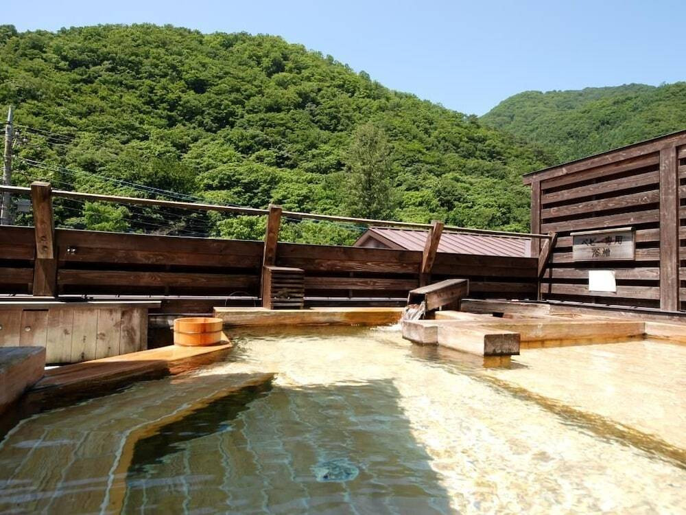 洞窟の露天風呂！？ユニークなお風呂で盛り上がろう3449590