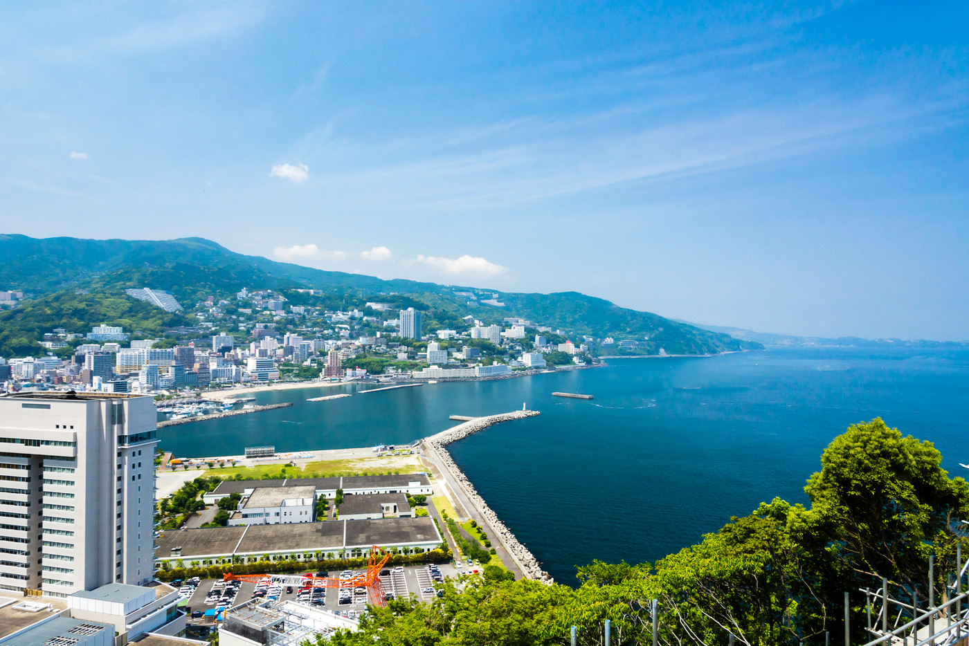 復活する熱海ホテル街と伊豆箱根の山脈