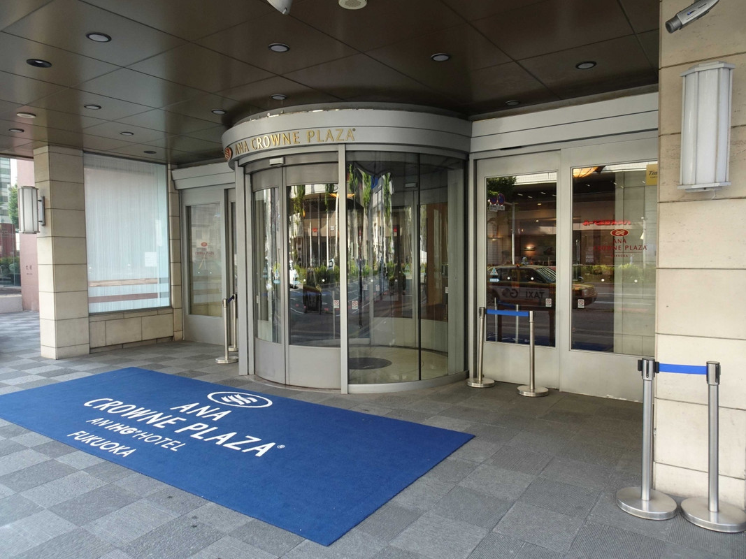 ホテルはここから入ります