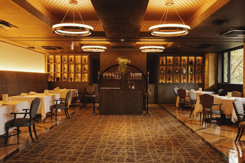 広大な森の中に静かに佇むラグジュアリーホテル3719833