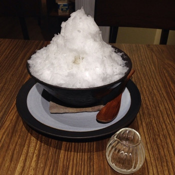 「うさぎや CAFE」料理 807717 ピッチャーに日本酒が入っています