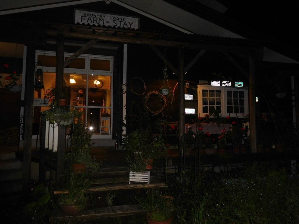 施設の正面 (日没後)