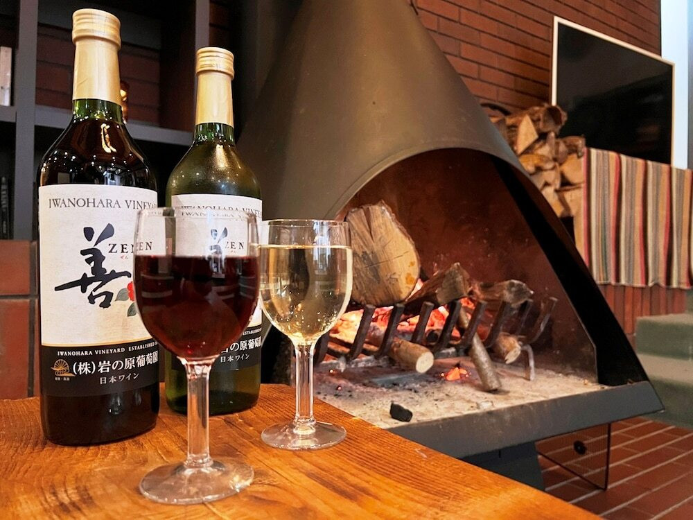 夜は薪ストーブを眺めながらカフェバーで乾杯♪日常を忘れられるホテル4065028