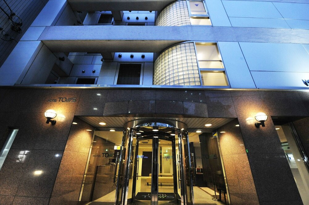 施設の正面 (日没後)