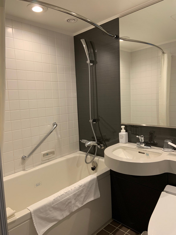 清潔で広いバスルーム。