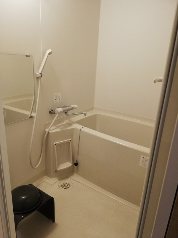 セパレートの部屋のお風呂。洗面器・イスは貸出