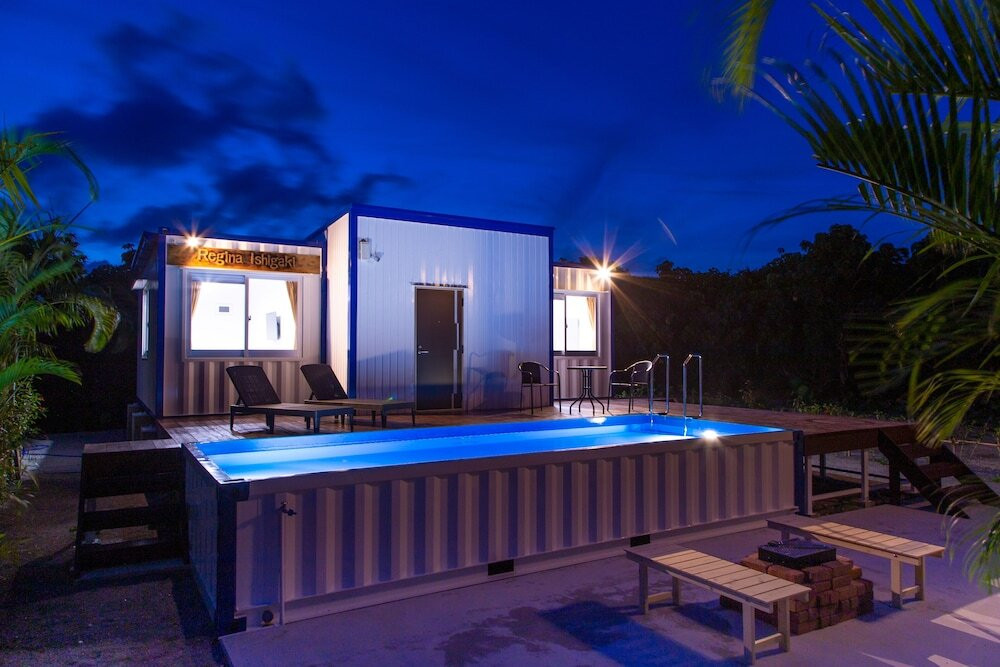 施設の正面 (日没後)