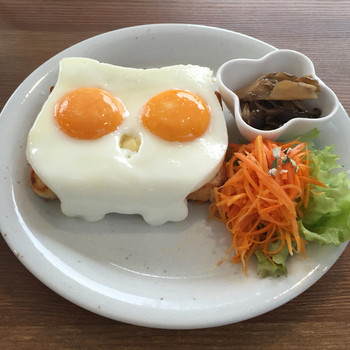 「ラウンドポイントカフェ」料理 442740 @神戸(2016-04) フクロウの目玉焼きトースト¥250