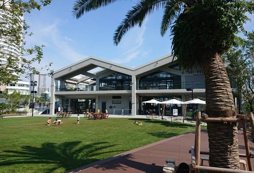 ランチは
海辺のレストランで
 / 1