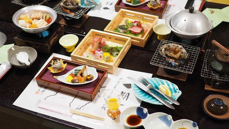 アワビや⾦⽬鯛の煮付けがおいしかったです