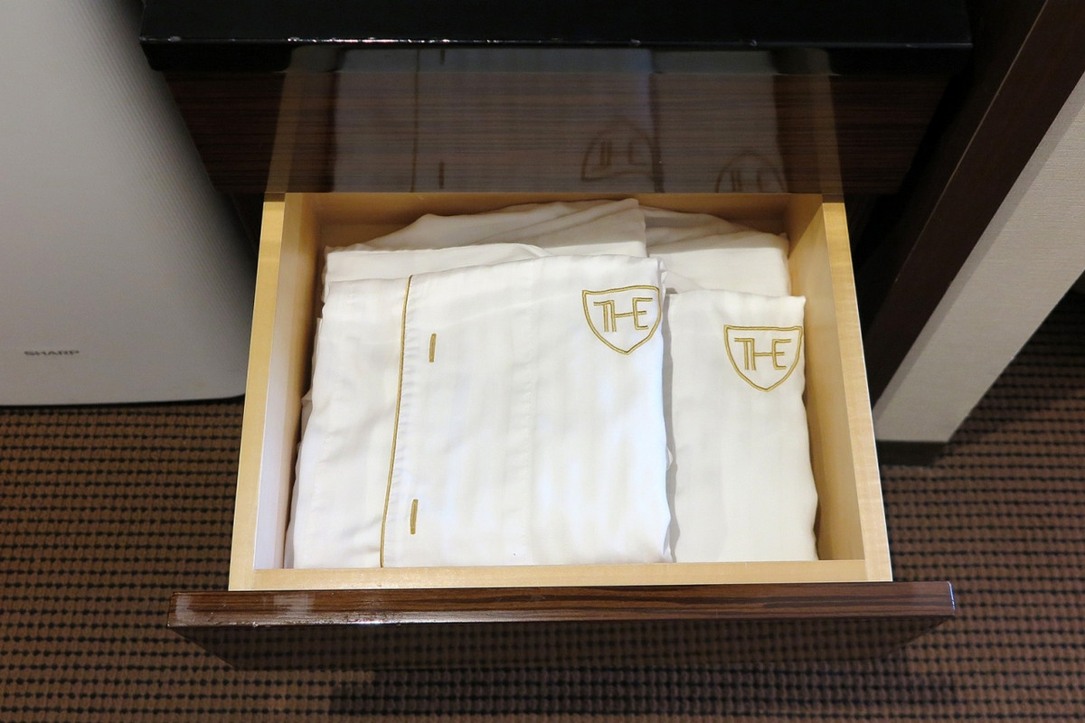 セパレートのパジャマ、贅沢にも金糸の刺繍