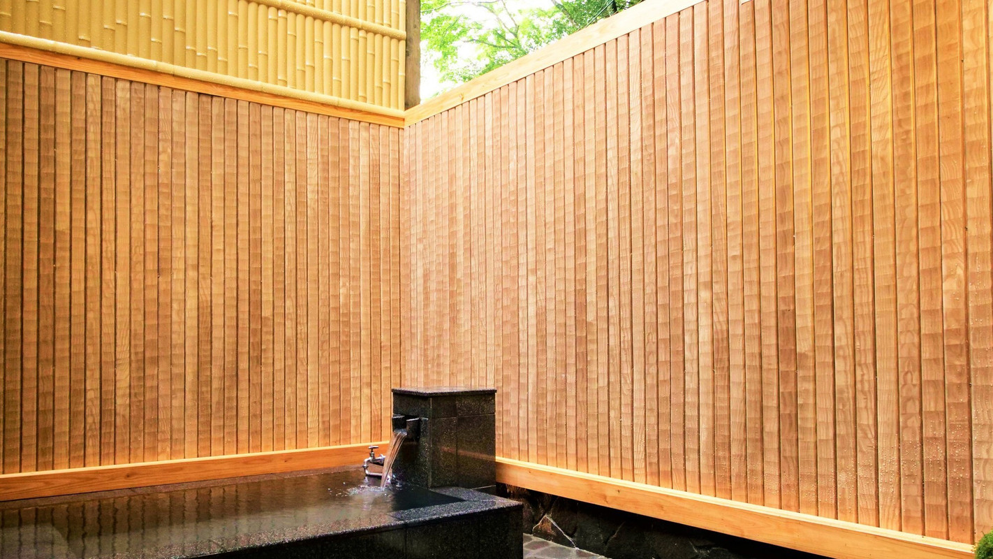 本館露天風呂付客室一例／露天風呂