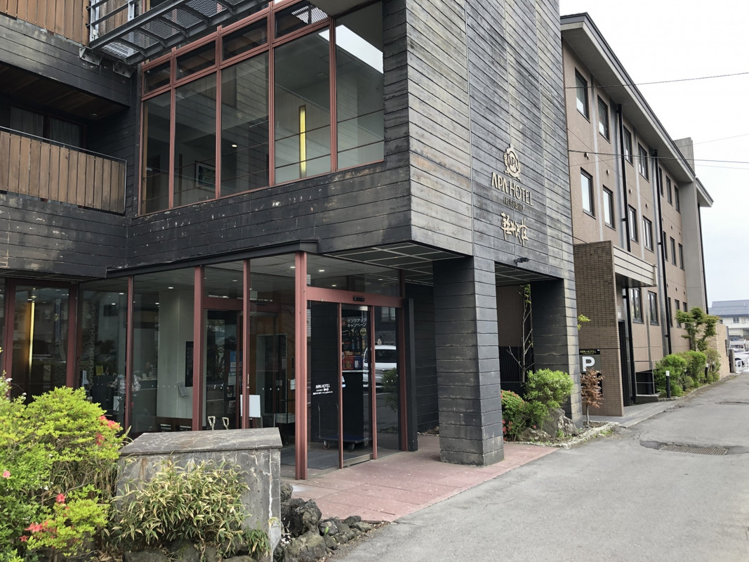 アパホテルか軽井沢荘の玄関。向こう側が軽井沢駅。