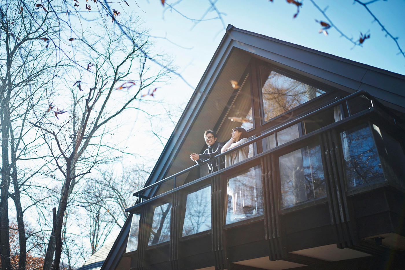 軽井沢　別荘　休暇を過ごすカップル