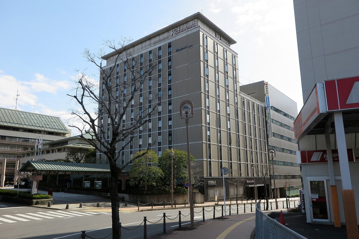 壁面には””Keisei BLDG.”のロゴ、隣は成田市役所