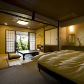 海を臨む全室半露天風呂付 離れ御宿 夢のや（静岡県 旅館）：8畳和室＋ダブルベッドルームの和洋室。カップルにおすすめ♪ / 3
