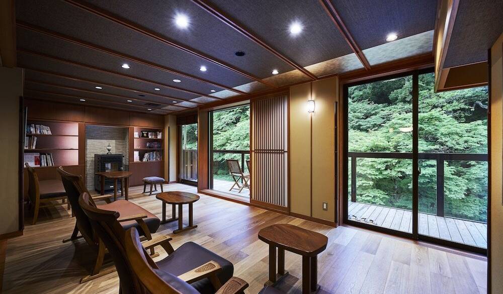 落ち着いた佇まいの
温泉宿にチェックイン / 2