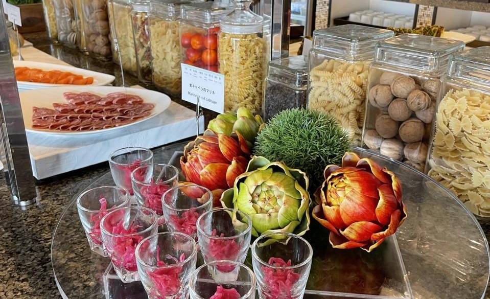 広々ダイニングで
色とりどりの朝食
 / 4