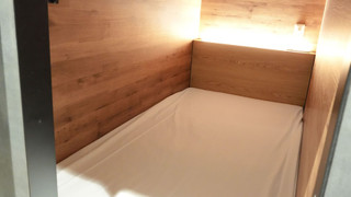 カプセルルーム2室 上段 男性用ドミトリー 禁煙