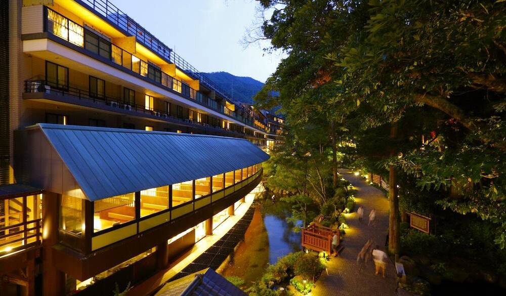 パワースポットや足湯も
庭園をのんびり散策 / 1