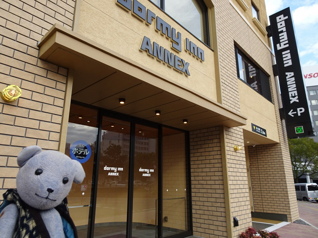 隣ににしき堂、近くに東横イン平和大通あり