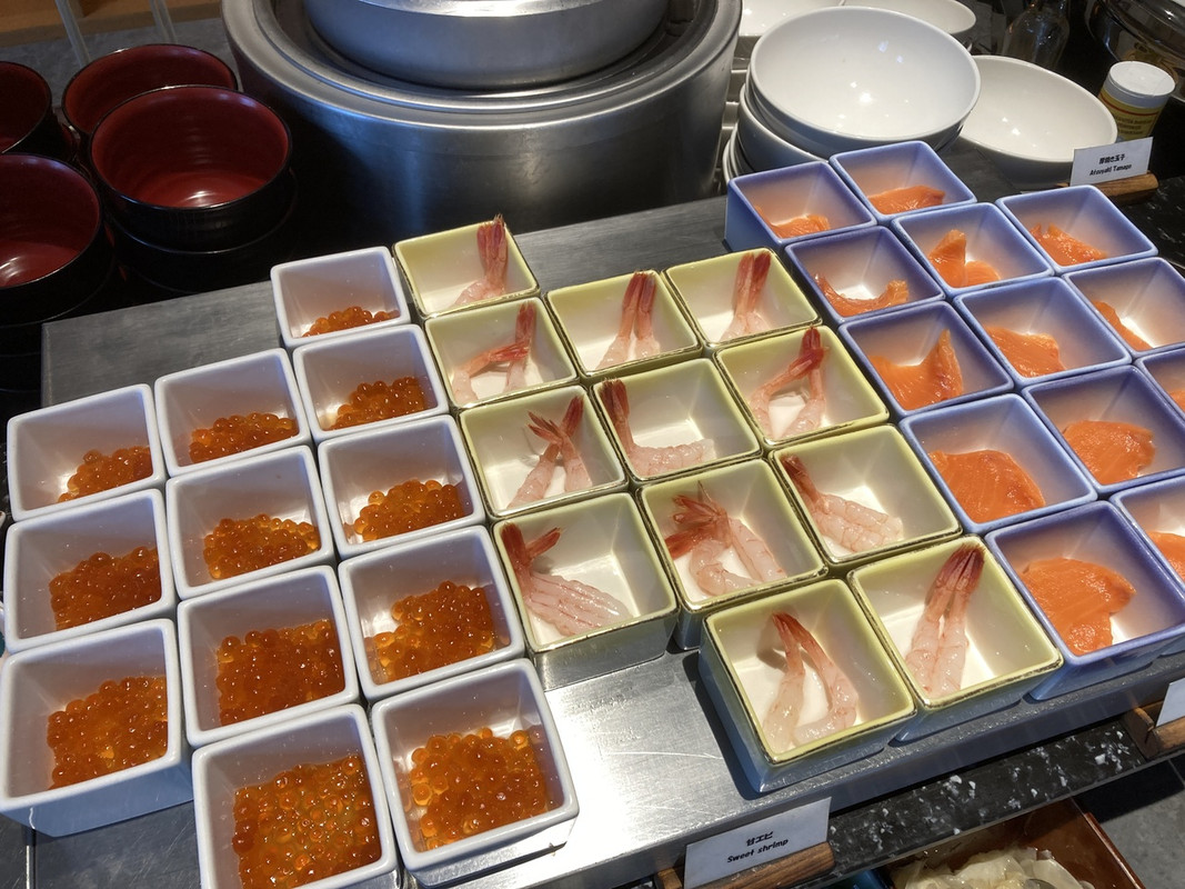 朝食ビュッフェは海鮮丼出来ます