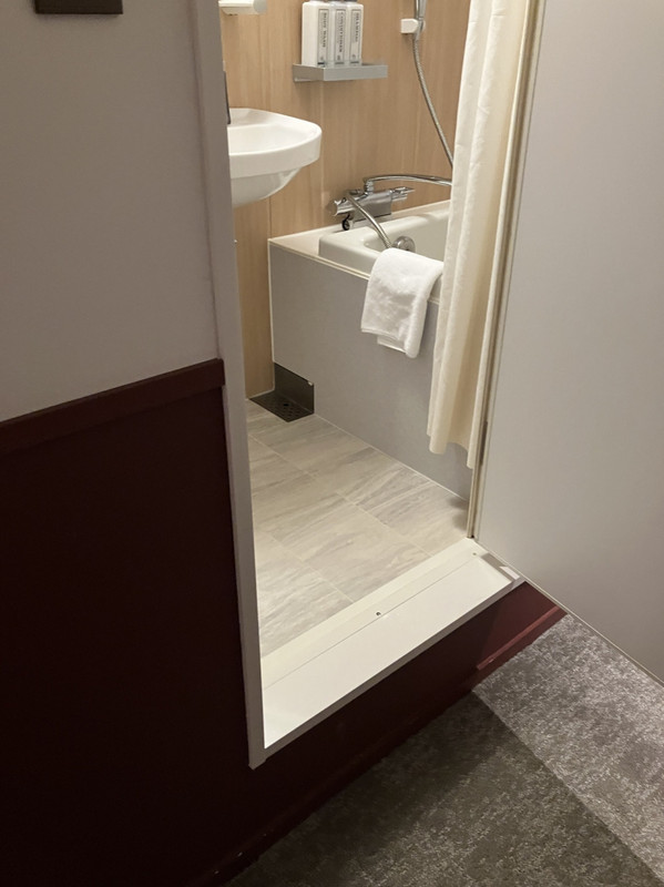 ユニットバスは段差高め