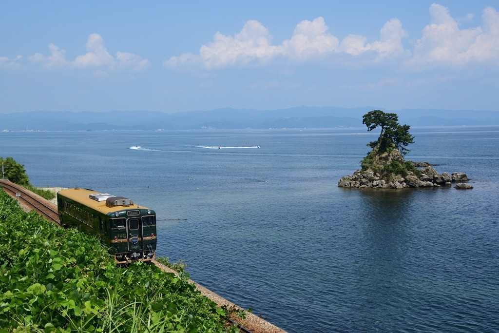 富山・常願寺川を渡る富山地鉄