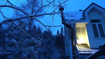 施設の正面 (日没後) / 3