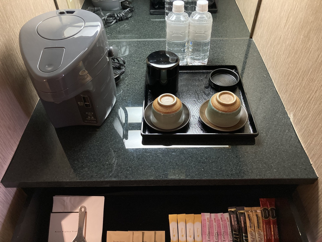 お水が2本。コーヒーなどはビジネスホテルっぽい。