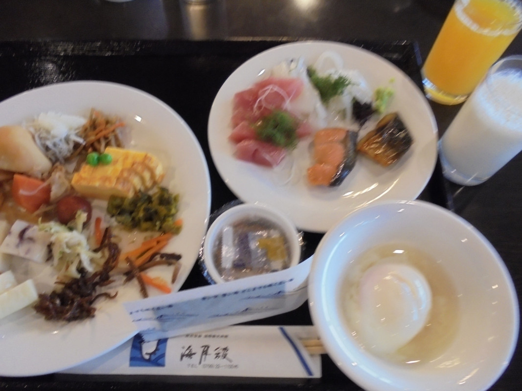 ブッフェ式の朝食　料理をお皿に盛りつけ