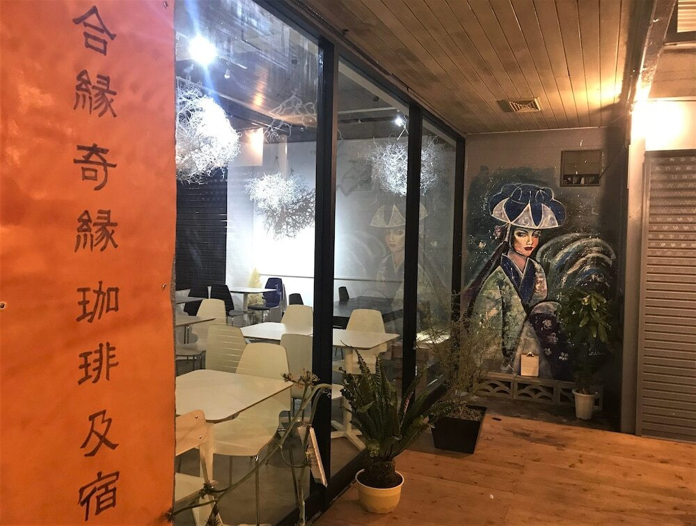 施設の正面 (日没後)