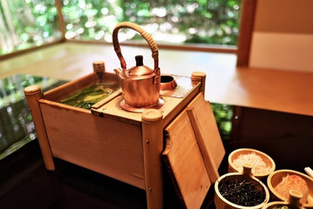 「俵屋旅館」 料理 69345753 俵屋のためにオリジナルに製作された湯豆腐の桶。朝食を飾るにふさわしい☆