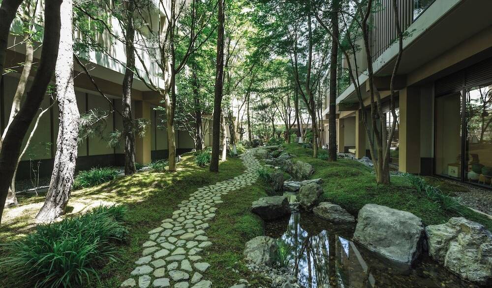 中庭 / 2