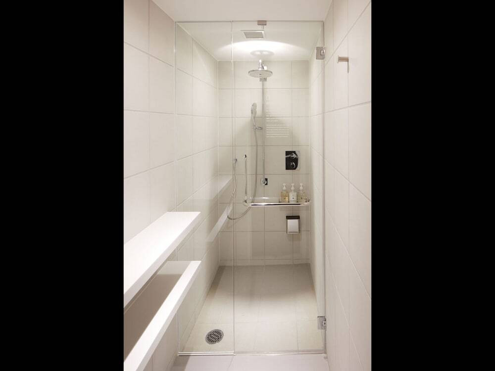 バスルームのシャワー