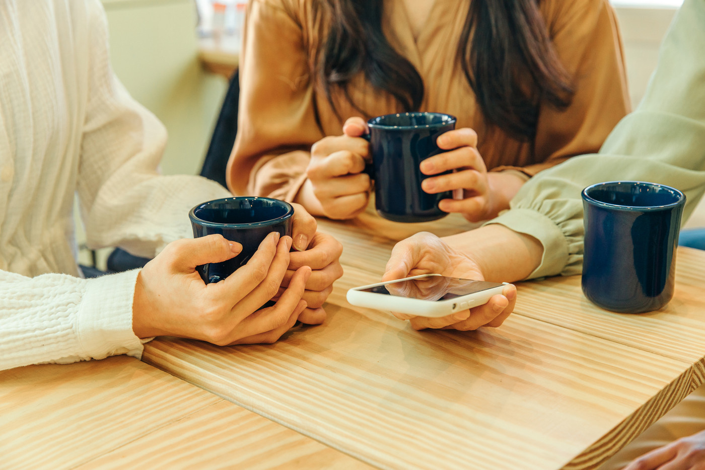 女友達とスマホを見て盛り上がる