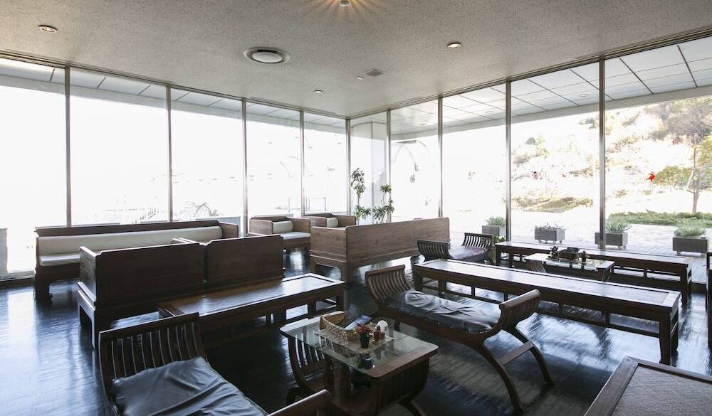 フロント・ロビー / 2