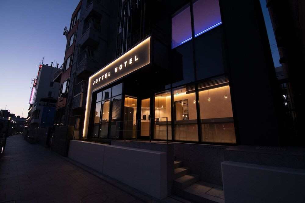 施設の正面 (日没後)