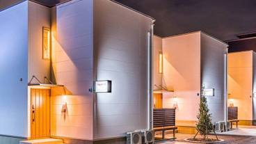 施設の正面 (日没後) / 2